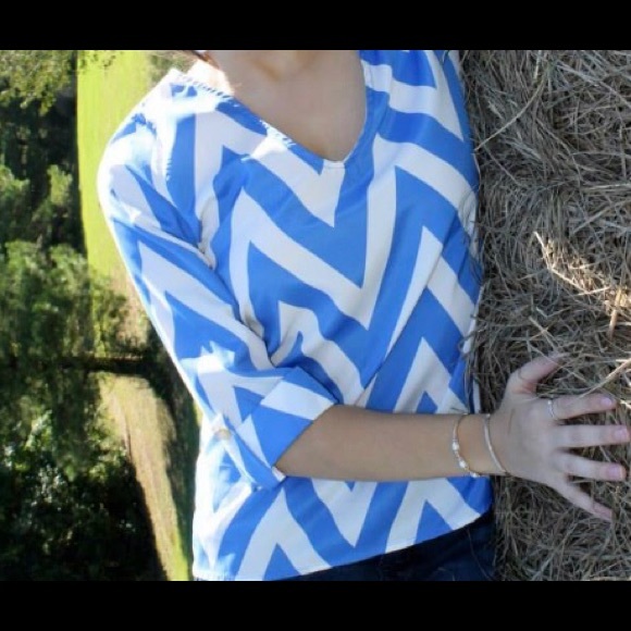 Blue and White Chevron Top Blouse Small by Everly - Picture 3 of 3